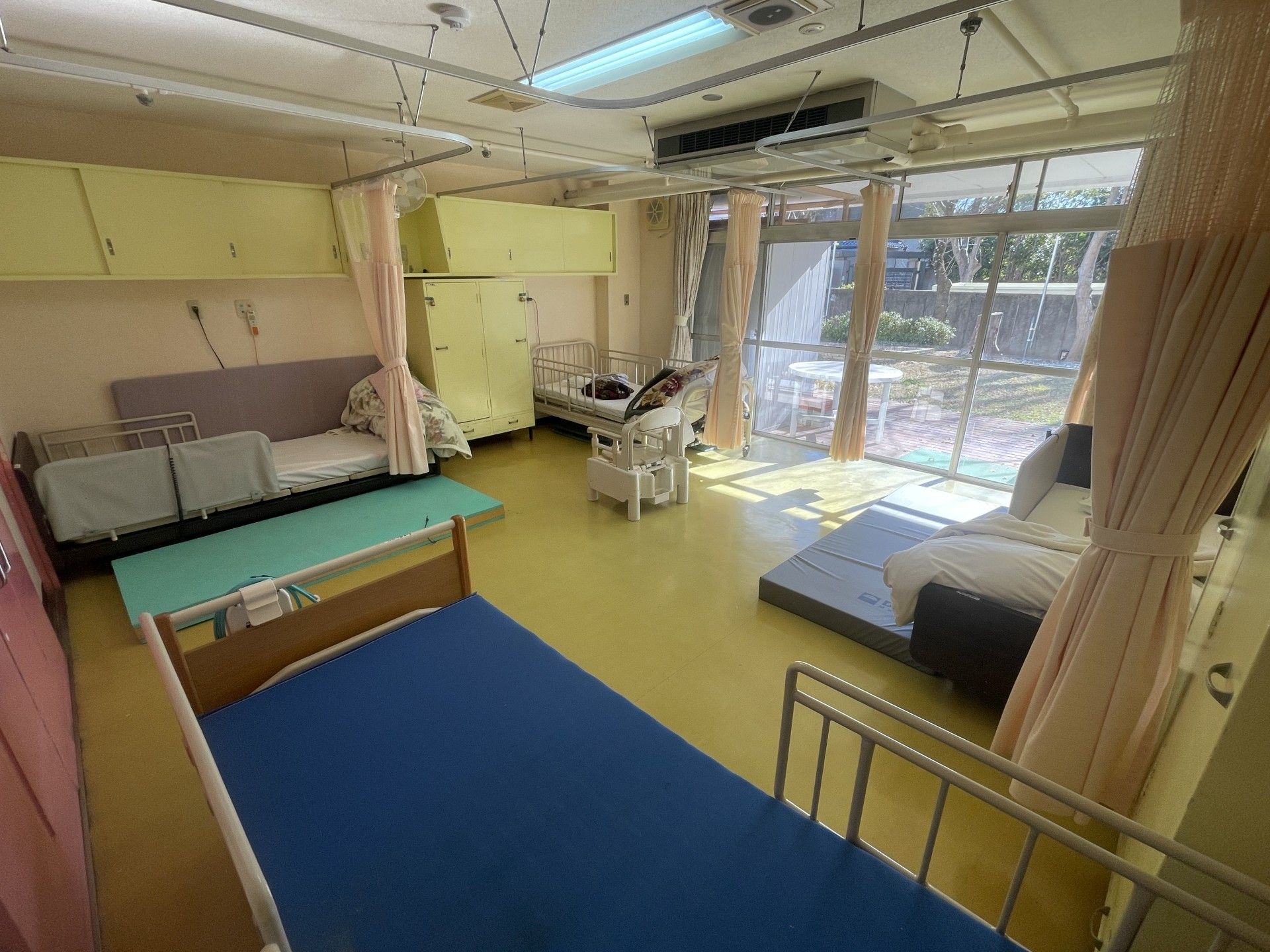 日差しが差し込む部屋