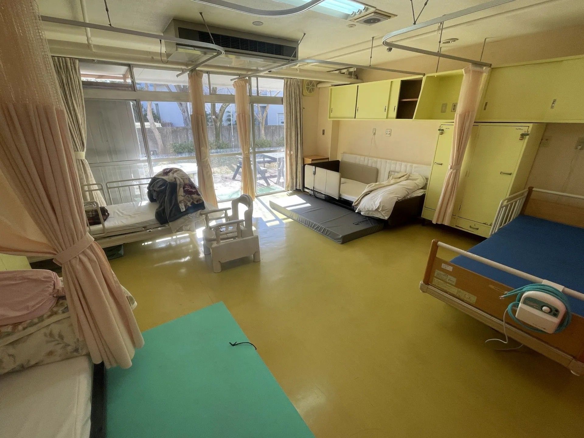 日差しが差し込む居室