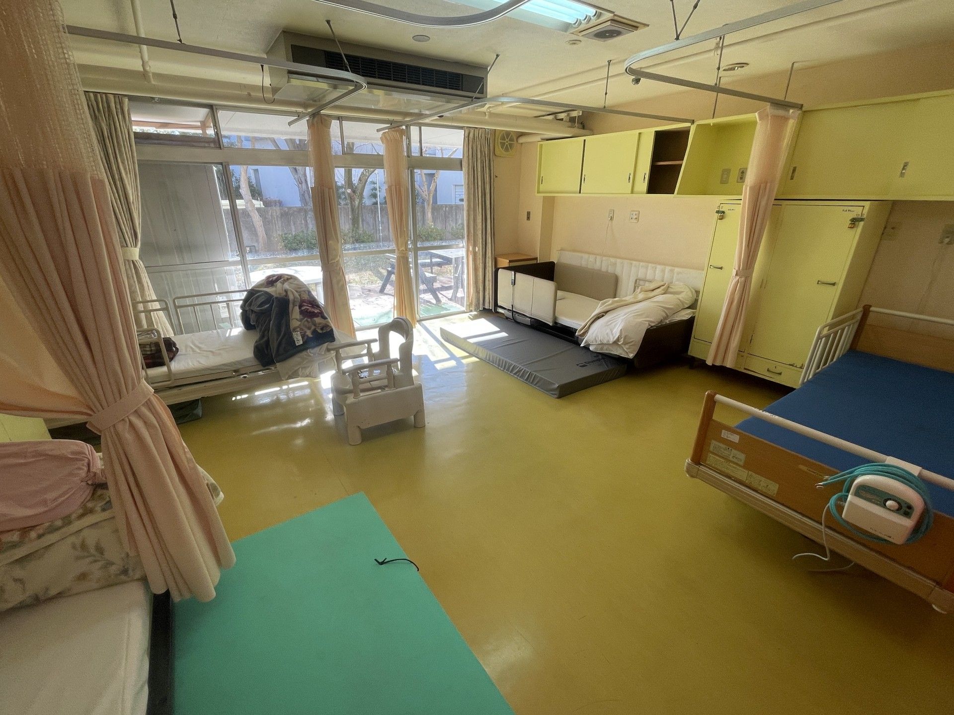 日差しが差し込む居室