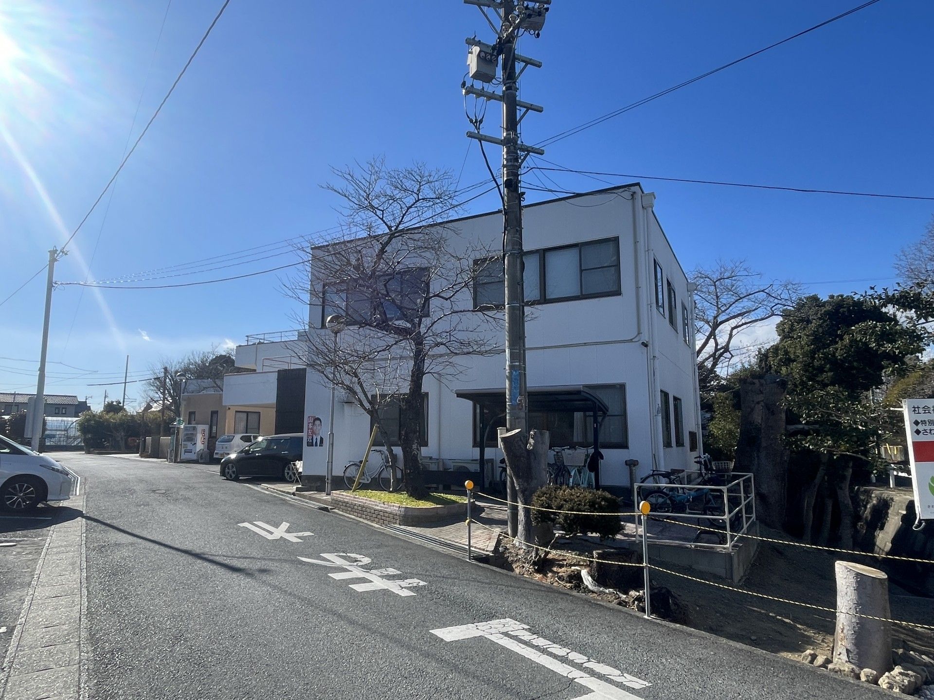 青空の下の建物外観