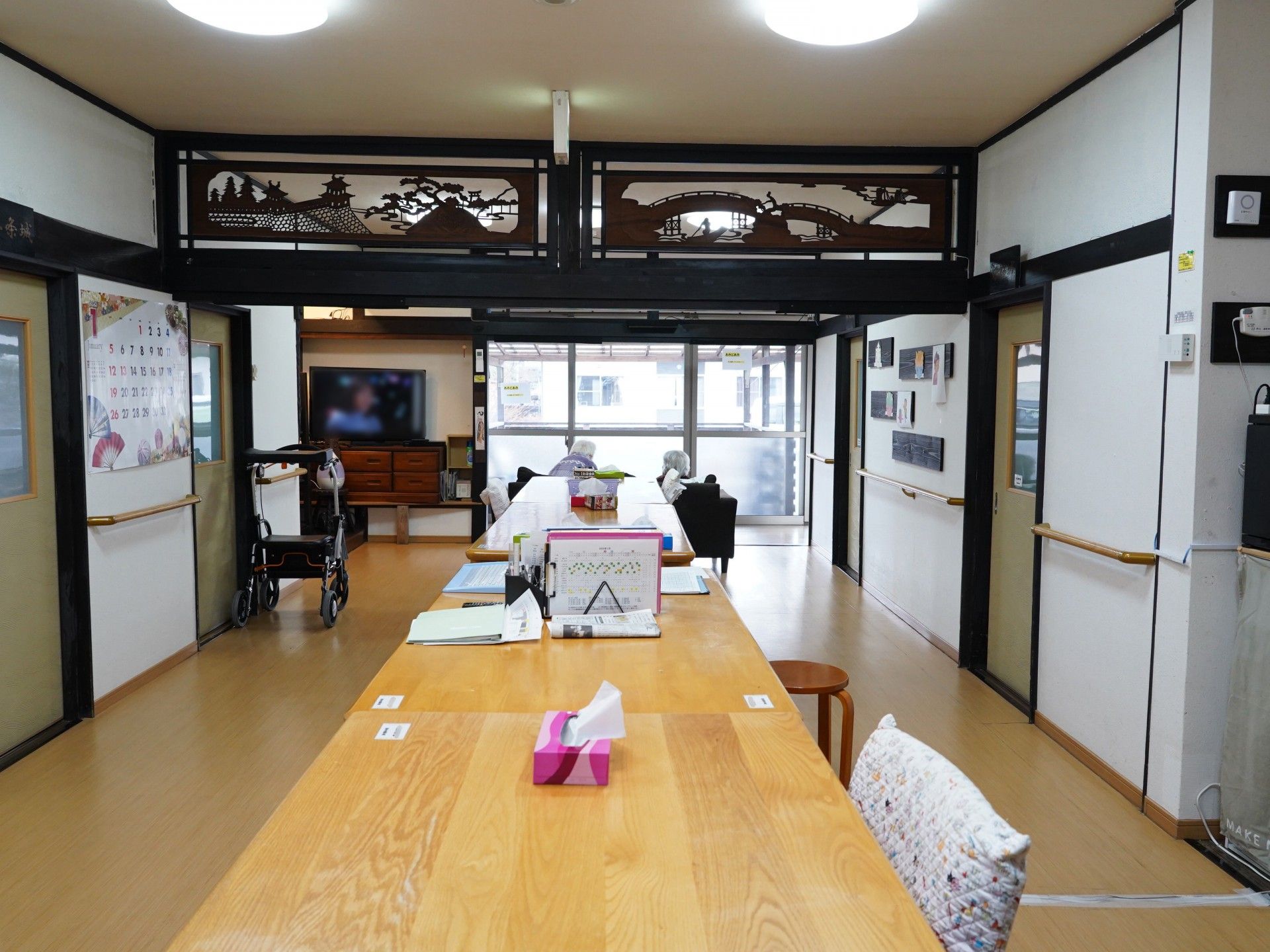 長いテーブルのある部屋