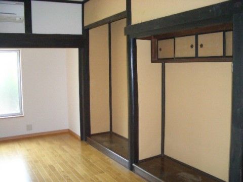 床の間や化粧柱が設置されている、フローリングの居室