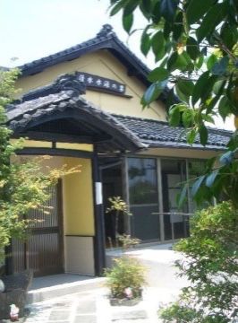 「清水水源の家」の外観。親しみやすい瓦屋根の平野建てになっている。