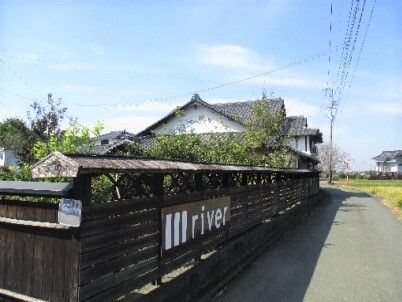 古民家風の施設のまわりにのどかな自然が広がっている