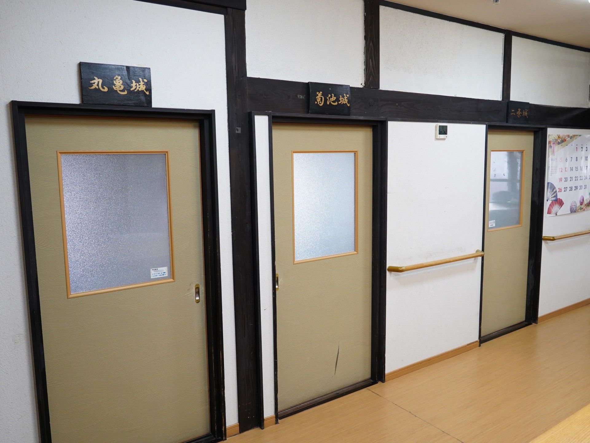 落ち着いた廊下の扉
