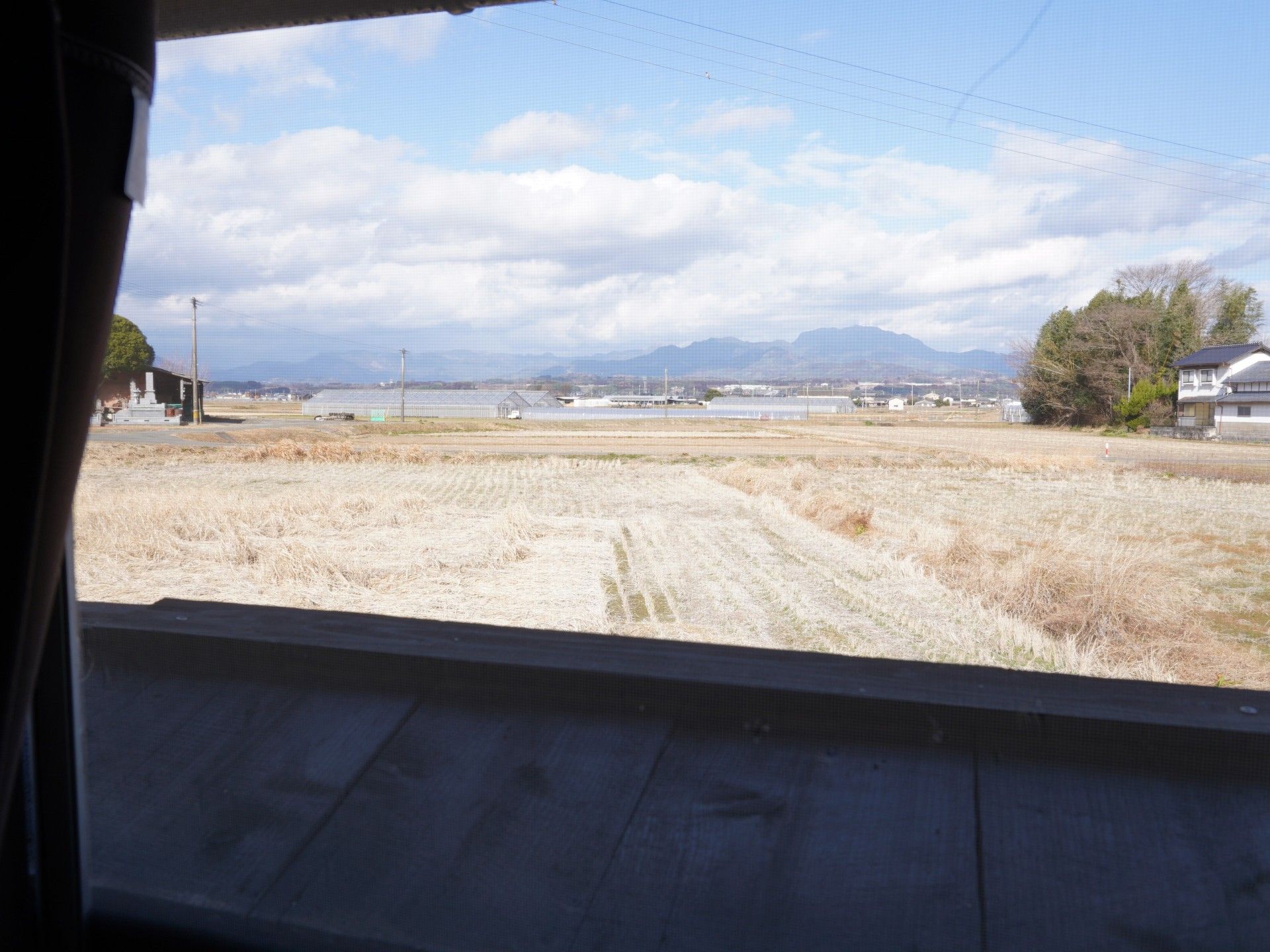 窓からの田園風景