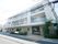 白を基調としたすっきりとした造りの３回建ての施設である。周囲に高い建物がない。駐車スペースが確保されている。