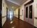 幅にゆとりのある通路である。ピンク色のエレベーターが完備されており、開口部が広々としている。手すりもある。