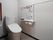 広いスペースに洋式トイレを設置している。温水洗浄便座を採用しており、操作ボタンが壁に取りつけられている。