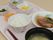 食事は主食の米飯、汁物、主菜、副菜2品のほか、お新香とデザートのフルーツが出る。この日は主菜は魚の煮付け、副菜はおひたしとサラダである。