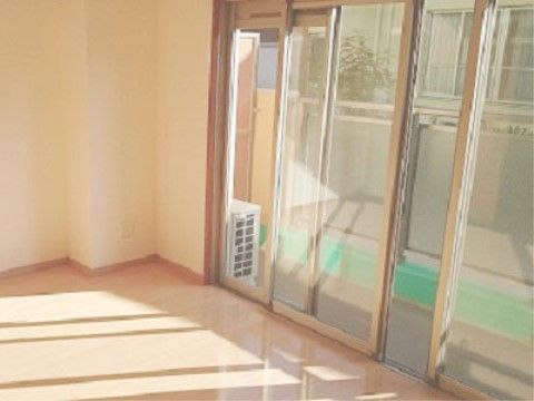 大きな掃き出し窓が付いていて日当たりの良い、ベランダ付の居室