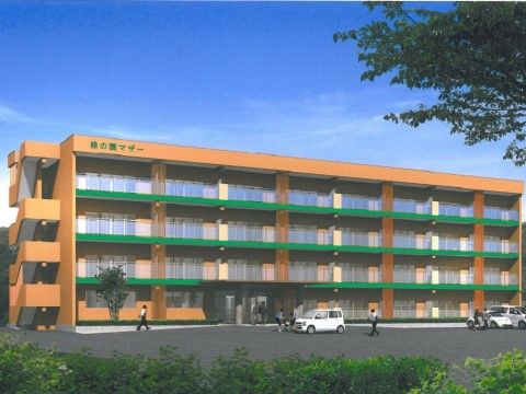「緑の園マザー」の外観。４階建てのオレンジ色の施設が目印になっており、駐車場付きでお車での来場も大丈夫。