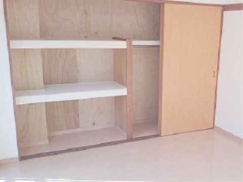 「緑の園マザー」の収納。多くの私物を持ってきても、大容量の収納ができる。