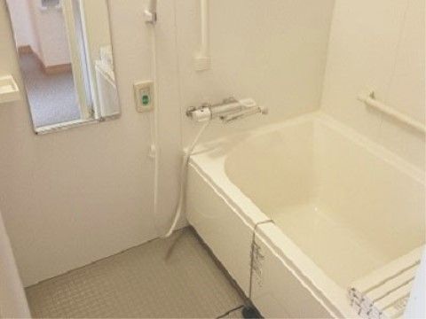 「緑の園マザー」の浴室。居室に浴室を設け、ご入居者様がくつろげる浴槽を用意している。