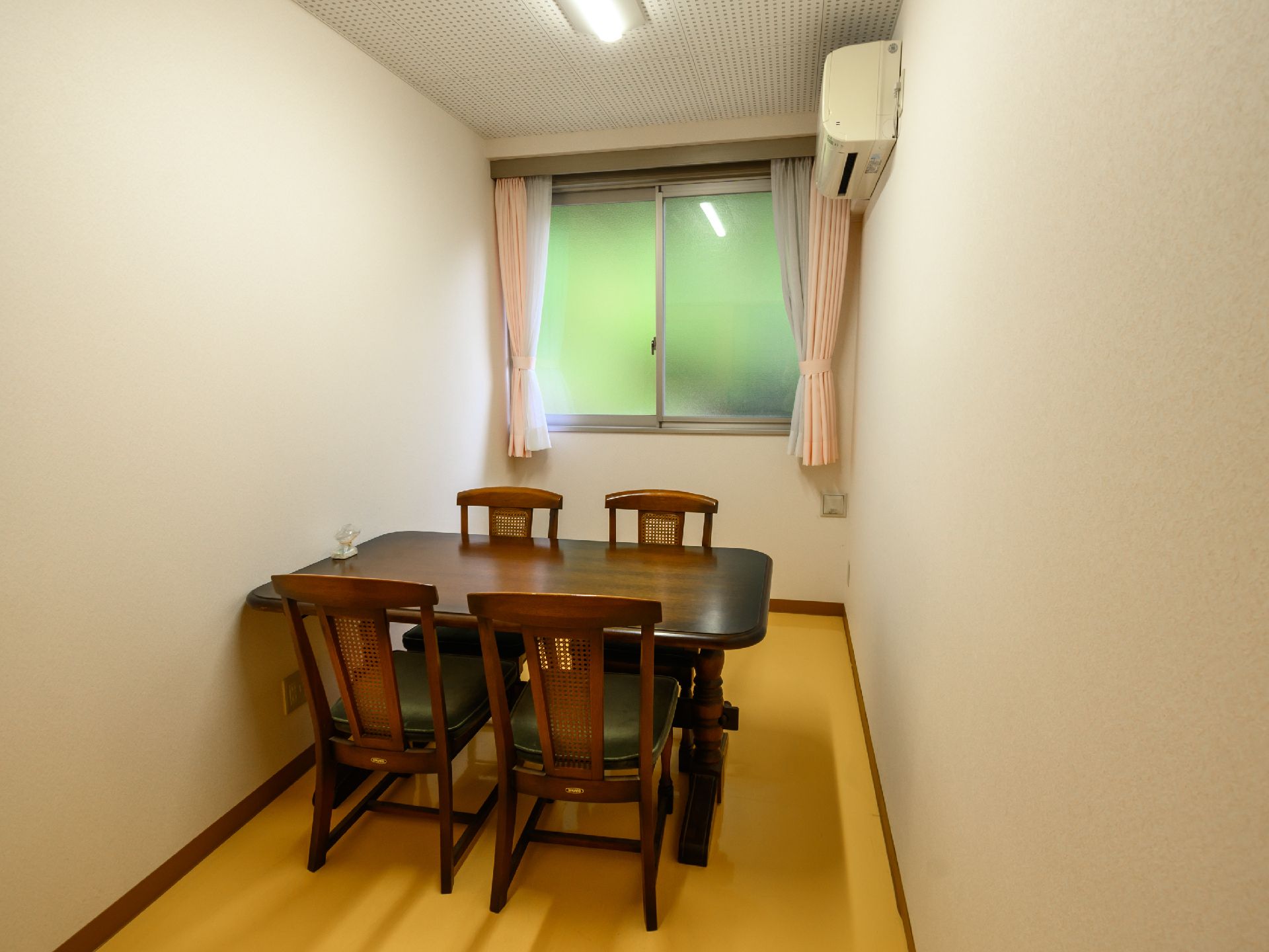 エアコンと小さな窓がついている相談室