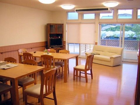 窓が大きく、外の景色を楽しむことができる。ソファがあるので、ゆったりと座ってくつろぐことができる。天井にエアコンがあり快適である。