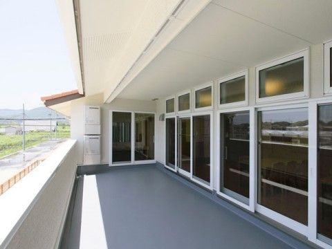 広々としたベランダがあり、開放感のあるスペースである。施設の周りの景色を楽しみながらゆったりとした時間を過ごすことができる。
