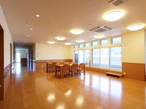 窓が大きく、明るく広々としたスペースである。テーブルをゆったりと配置しており、車椅子をご利用の方も安全に移動できる。