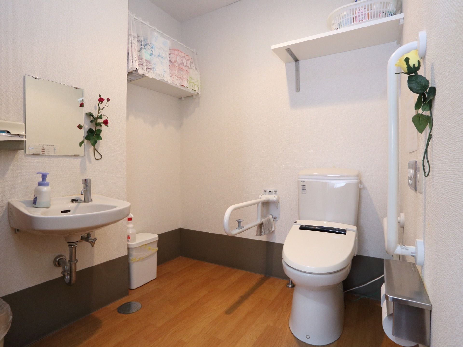 トイレ自体は一般家庭に設置されているものと大差ないので、抵抗感なく使用することが可能。手すりもあるので、身体を支えるのも安心。