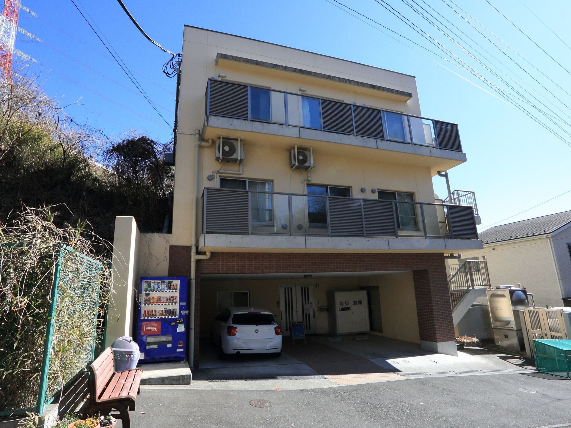 建物は3階建になっており、1階部分は駐車場になっている。外にはベンチも用意されているので、暖かい日はのんびりとすることができる。