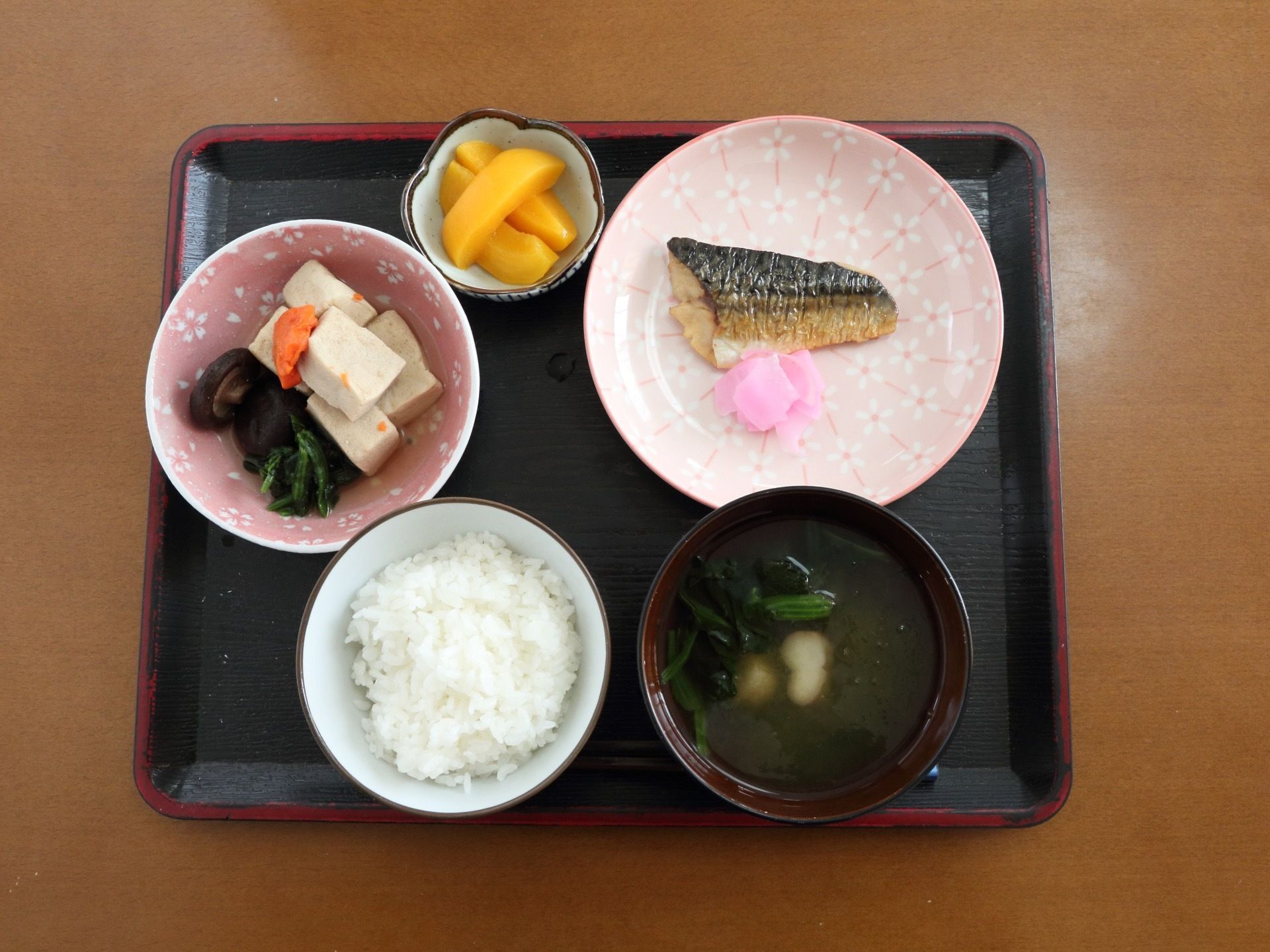 黒のトレイの上に、主菜と副菜を合わせて5品が用意されている。栄養バランスと食事量を考えたものになっている。