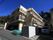 一見すると、施設はマンションのような作りになっている。ベージュ色の3階建ての建物で、施設の外にはベンチもある。