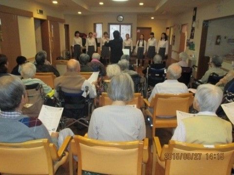 「グループホームひかり新横浜新羽」リビング。レクリエーション風景です。