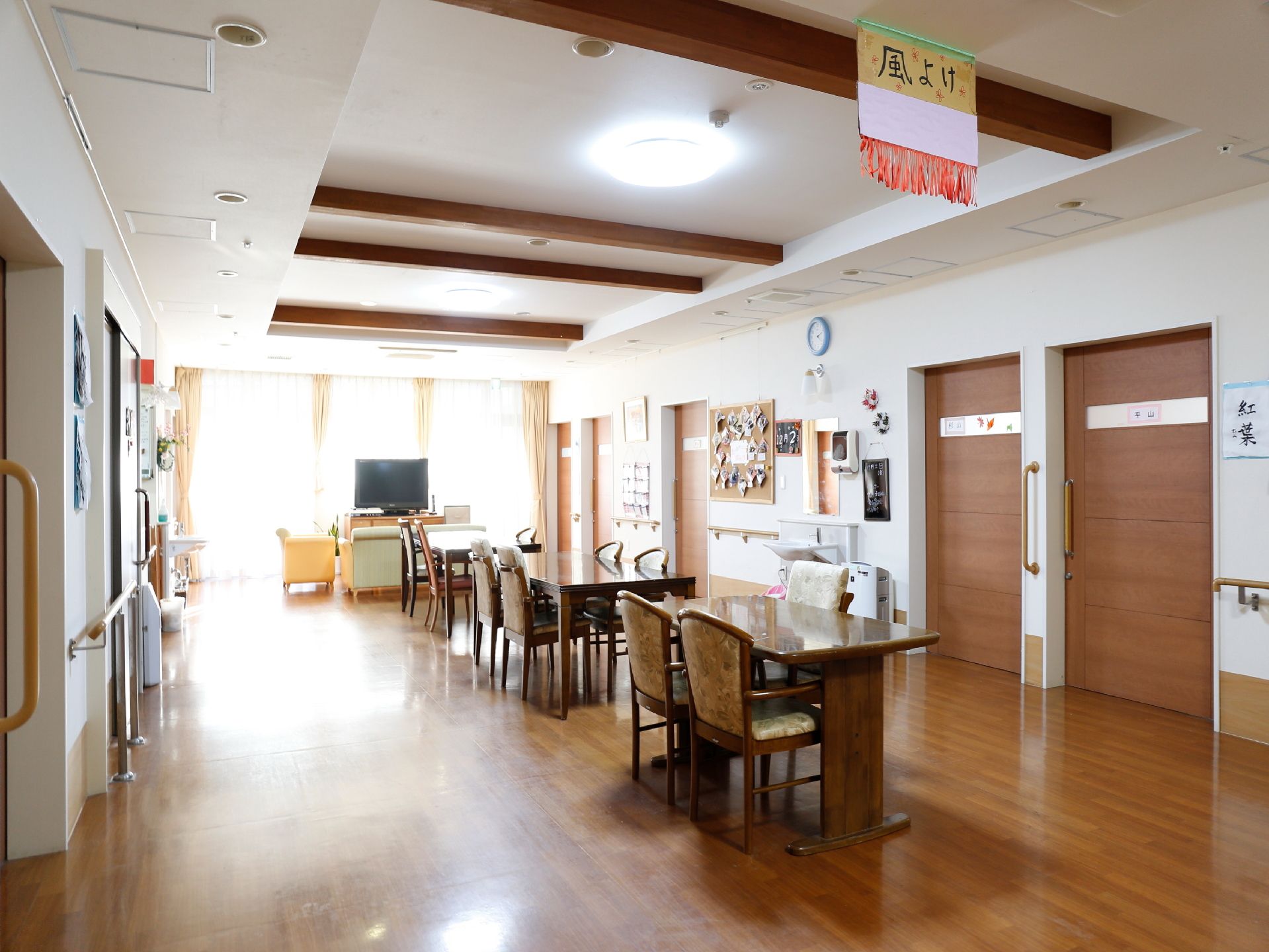 共有スペースにはテレビとソファが完備。テーブルも3台あるので、入居者同士で談笑したり、テレビ鑑賞ができる。
