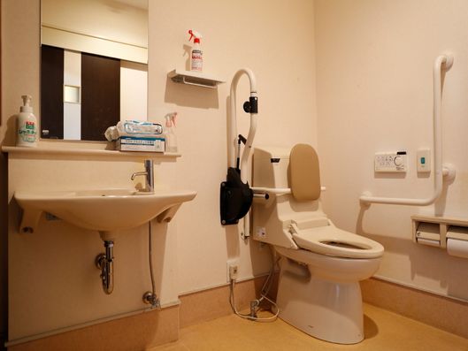 機能が充実した広いトイレ