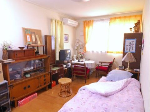 収納家具やテーブルの上に、自由に小物を飾っている居室