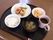 施設で提供されている食事の一例。ご飯、汁物とおかずが用意されている。彩豊かなメニューであり、食べやすい量となっている。