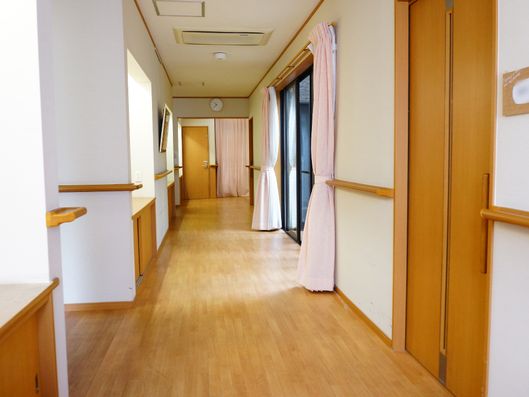 明るくスッキリとした廊下
