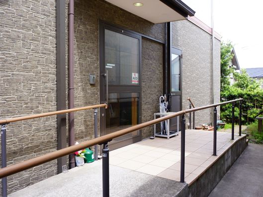 入口前スロープ