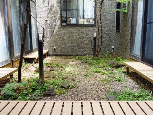 縁側のある中庭