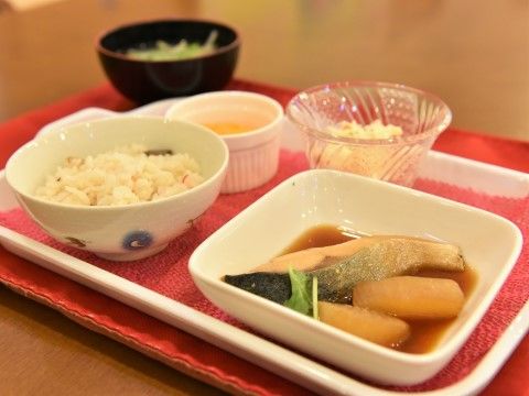 ご飯と魚と大根の煮つけ、小鉢がお盆に載った和食のお膳