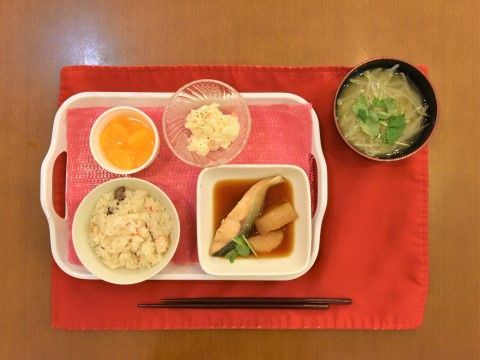 「グループホームひかり世田谷宇奈根」のお食事。ご飯物や麺類とお食事のバリエーションも多く用意している。