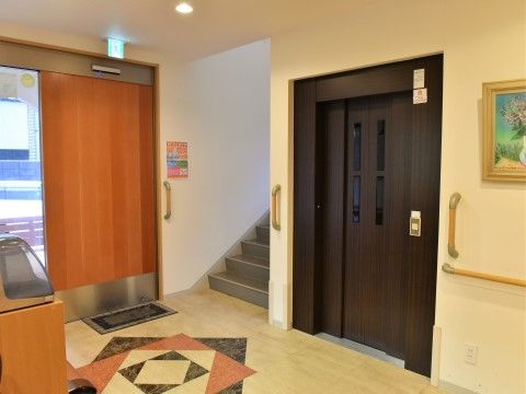 「グループホームひかり世田谷宇奈根」のエントランスホール。外観とはまた違った、白を基調としたホール空間になっている。