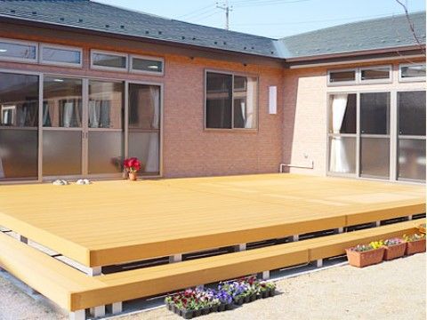 広くてきれいなテラスは、当施設の中でも人気のある場所となっている。日当たりもよく、清々しくお過ごしいただける。