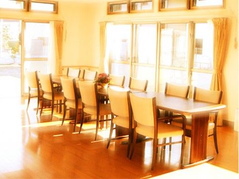 日当たりがよく、居心地のいいリビングである。広いテーブルがあり、食事以外でも手仕事によるリハビリやレクリエーションにも利用できる。