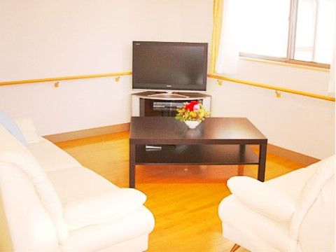 テレビには再生機器もついており、映画やテレビ番組の録画などを入居者様同士で一緒に見ながら、楽しくお過ごしいただける。