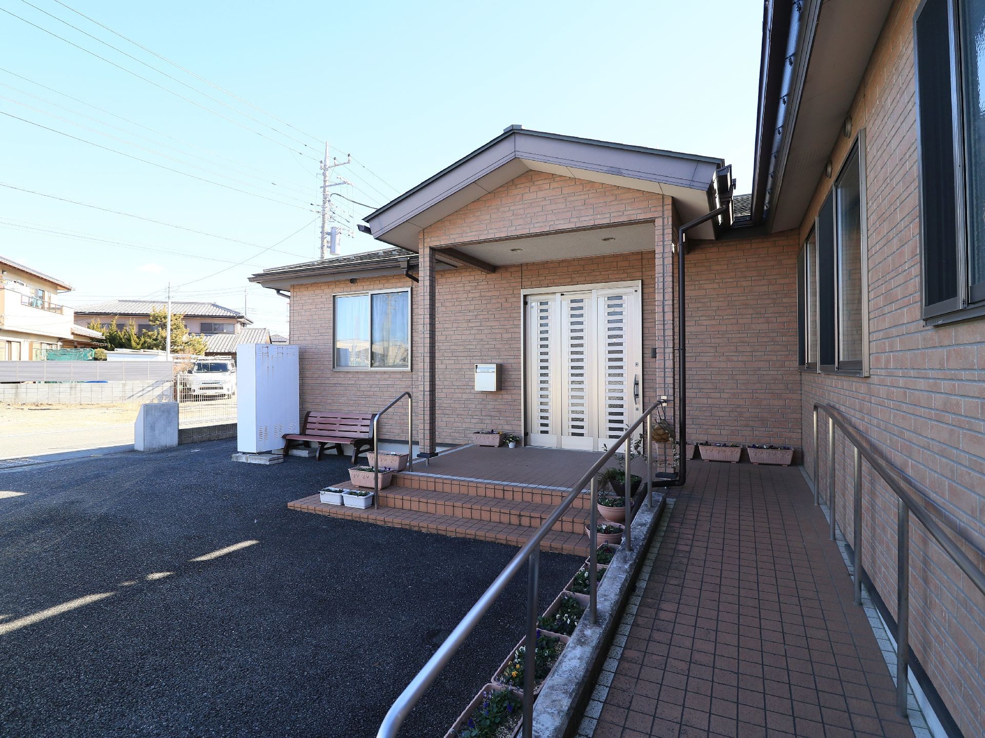 エントランスの外にはベンチが設置されている。屋根があるので、雨の日でも気兼ねなく外で休憩することができる。