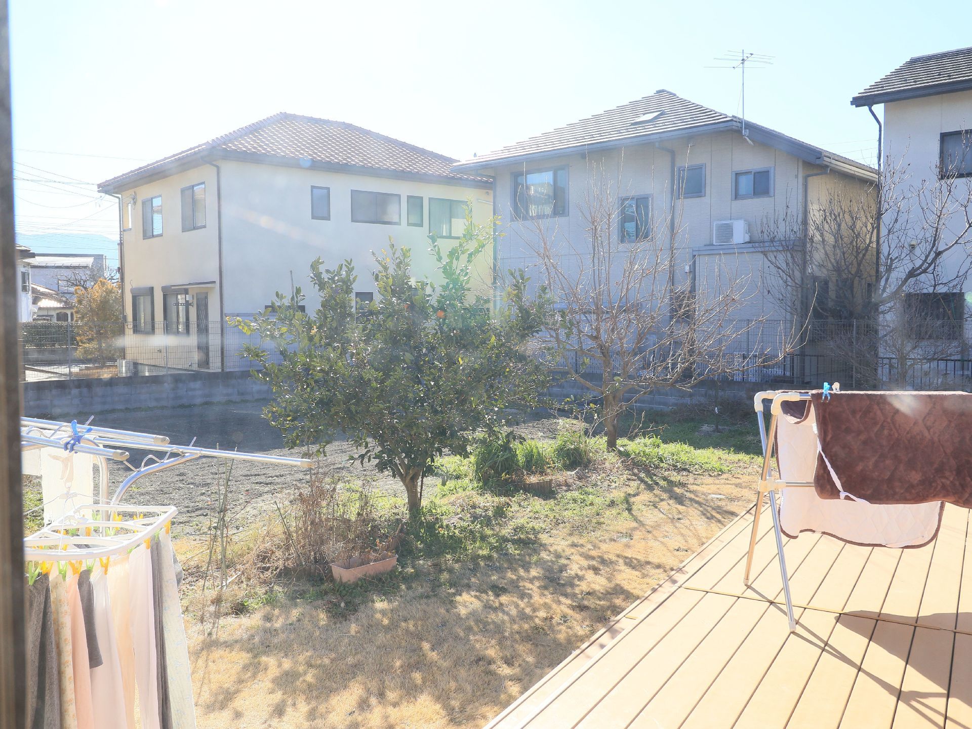 天気の良い日には物干し場として活用されている。住宅街に建っているので、周囲は家に囲まれていてのどかな雰囲気になっている。