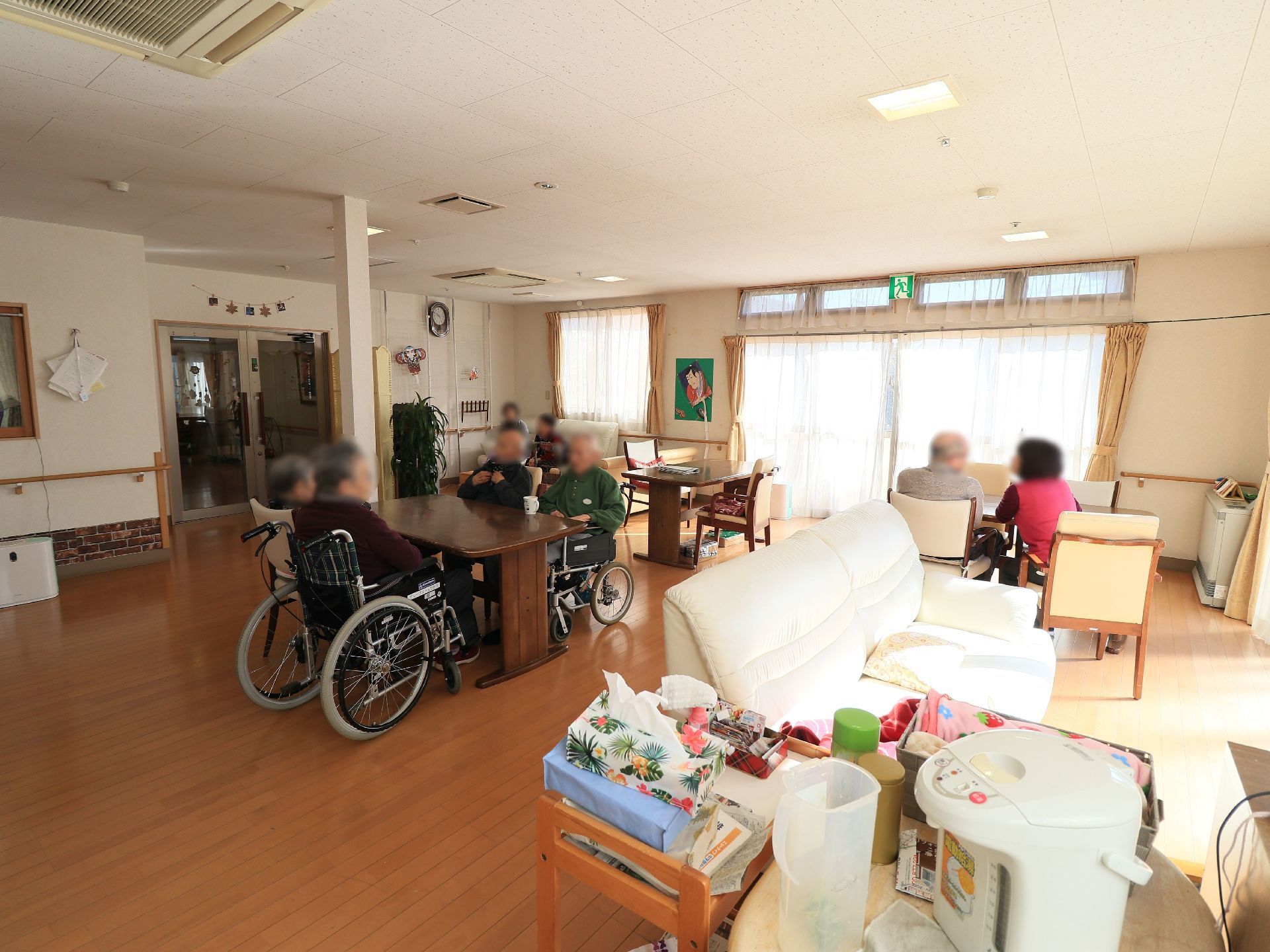 広い室内にテーブルが間隔を空けて設置されている。脇にソファが設置されているので、食後にくつろいで休みをとることができる。