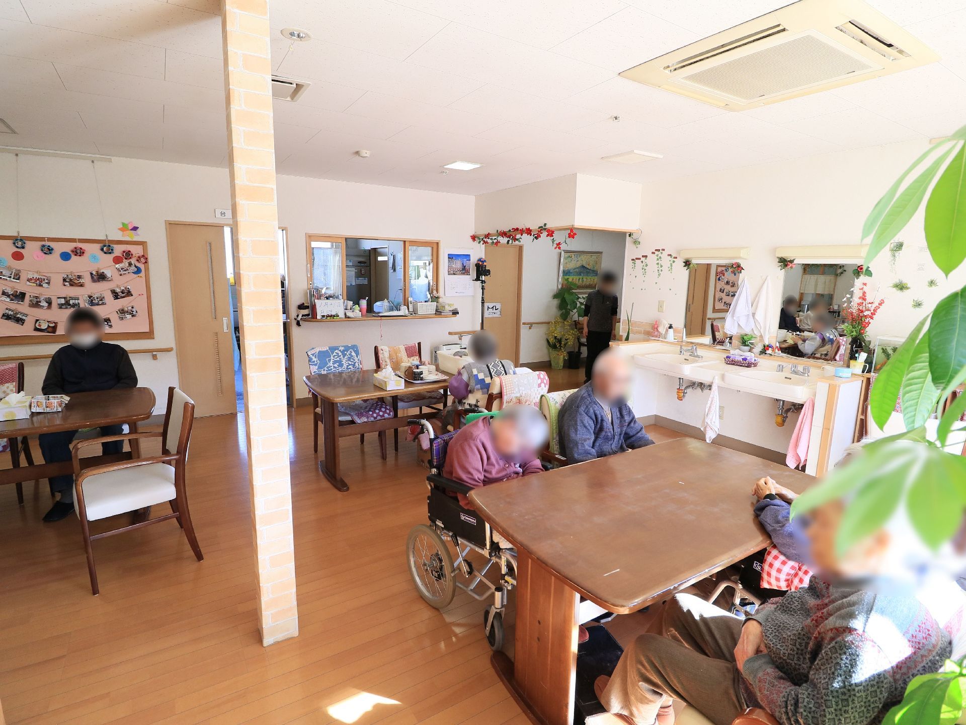 室内の内装は白を基調としたシンプルなものなので、写真を飾ったり花の壁面装飾で華やかさをだしたりと、さまざまな工夫がされている。