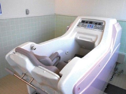 床には茶色のタイル、腰高の高さまでは淡い緑色のタイルが張られ、その上部は白い壁である。とても落ち着いた色合いの浴室である。