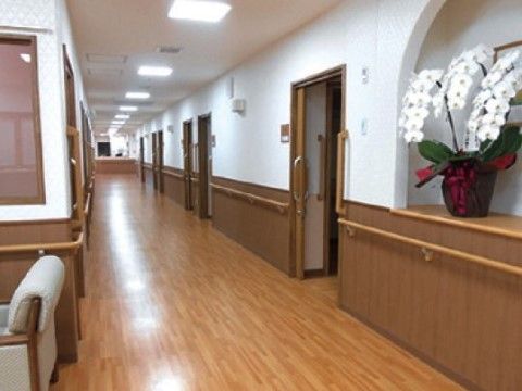 廊下に面した居室にはスライド式のドアがあり、ドアの横の壁には縦に手すりが付けられている。廊下と居室の床にはつなぎ目がなくフラットである。