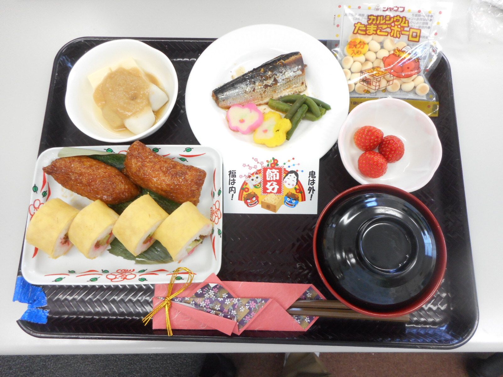 巻きずしや、いなり寿司、煮魚と里芋の煮物に苺のデザートが付いたメニュー