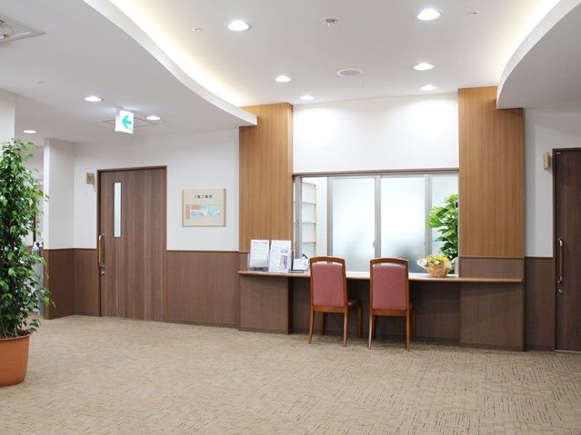 広く段差のないエントランスには受付があり、スタッフが24時間常駐しているため安心して過ごせることができる。