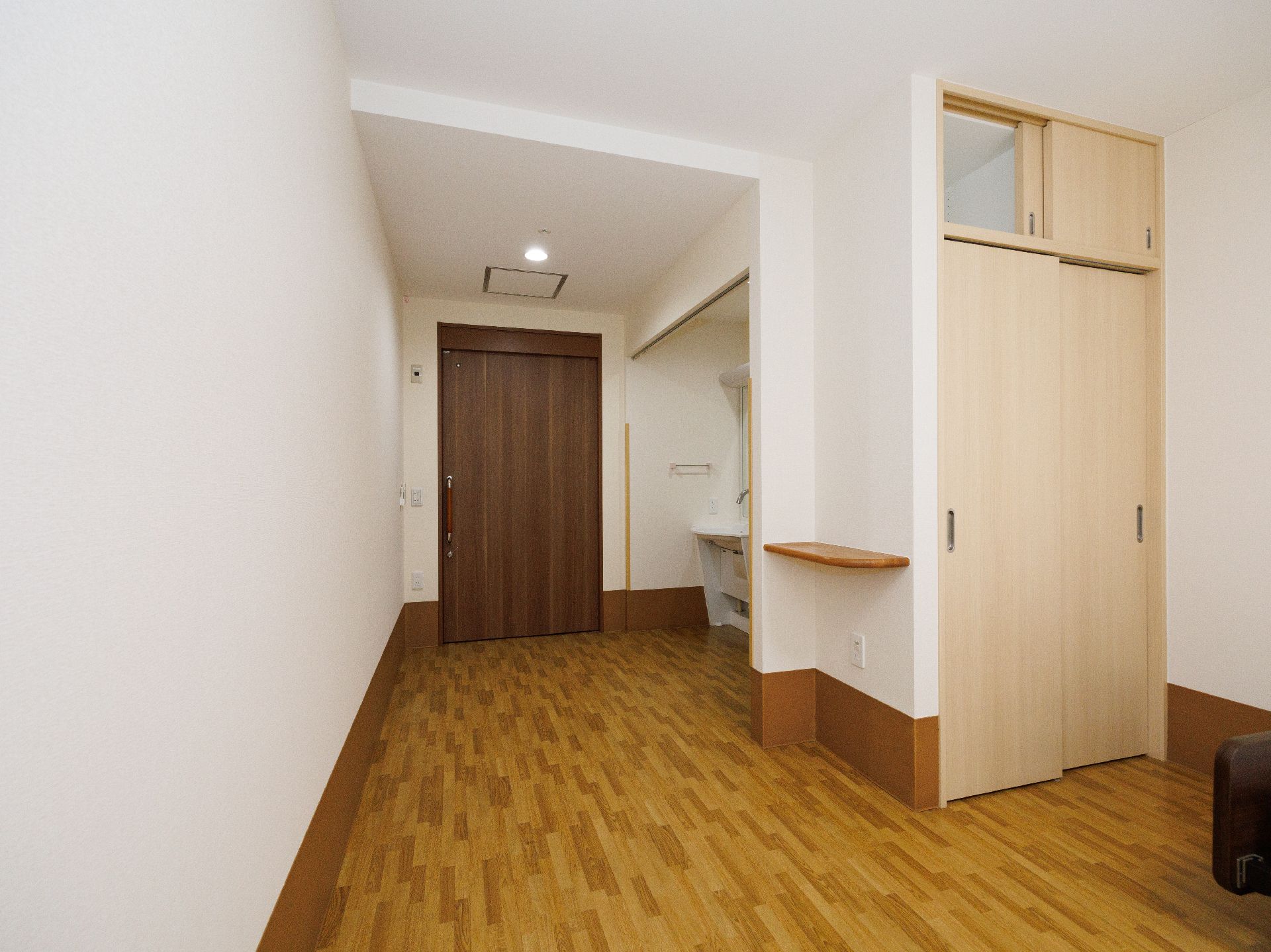 家具が何も置かれていない白い壁の部屋