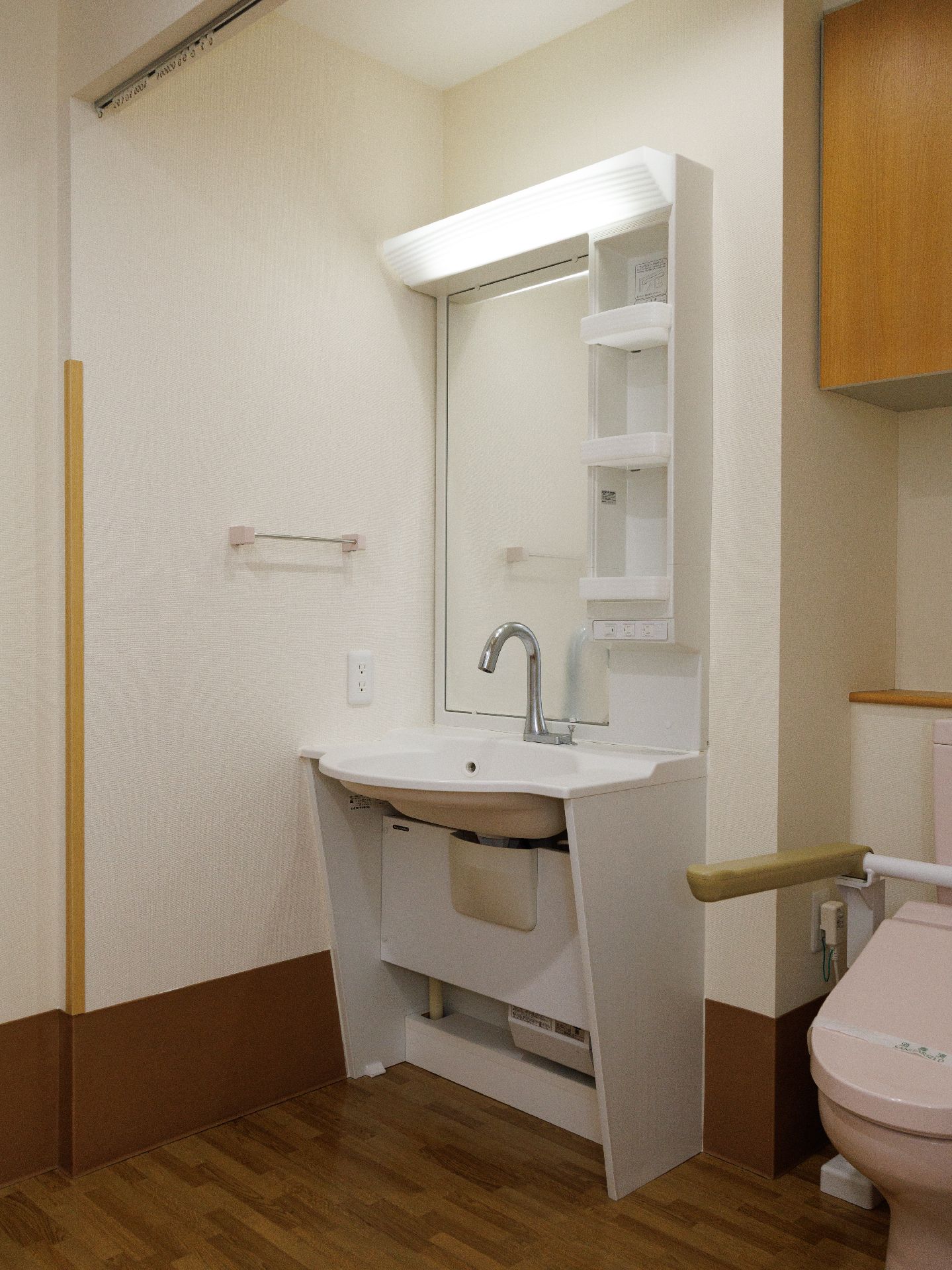 白い壁に並んだ洗面台と洋式便器
